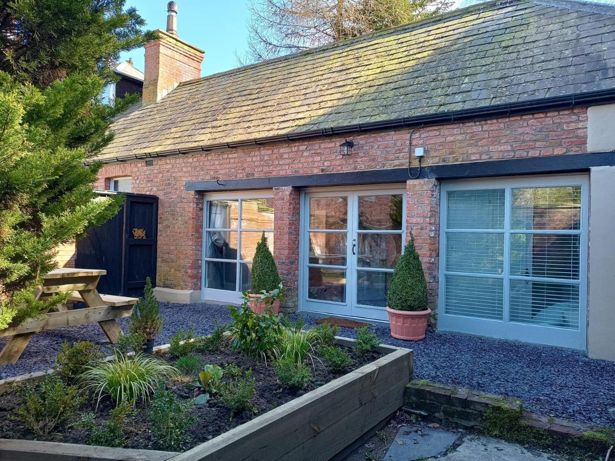 The West Wing At Eriviat Hall Hot Tub Henllan  Exterior photo
