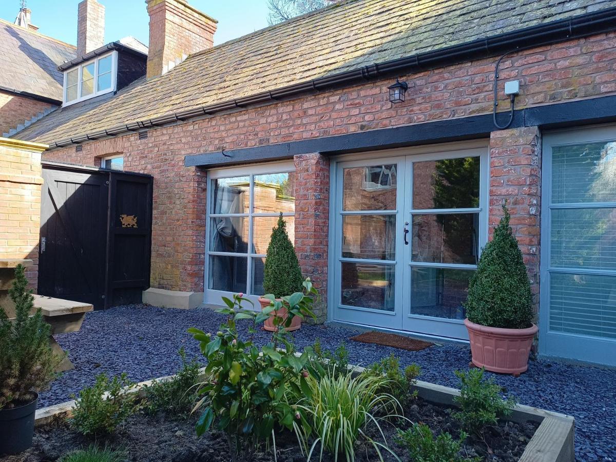 The West Wing At Eriviat Hall Hot Tub Henllan  Exterior photo